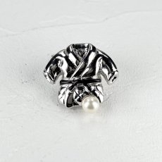 画像1: アコヤ本真珠 パールピンブローチ 柔道着モチーフ 4-4.5mm ホワイト ラウンド 格闘技 　 (1)