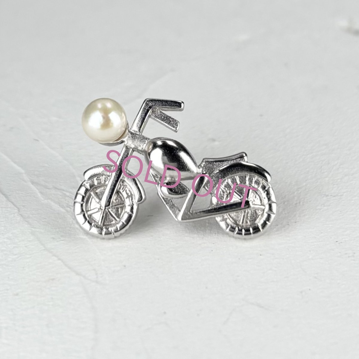 画像1: アコヤ本真珠 パールピンブローチ バイクモチーフ アコヤ真珠 ベビーパール バイク好き (1)