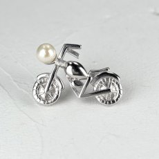 画像1: アコヤ本真珠 パールピンブローチ バイクモチーフ アコヤ真珠 ベビーパール バイク好き (1)