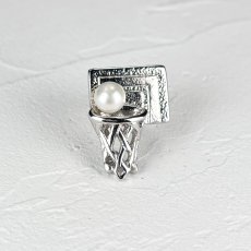 画像1: アコヤ本真珠 パールピンブローチ バスケットボールモチーフ 4-4.5mm ホワイト ラウンド スポーツアクセサリー (1)