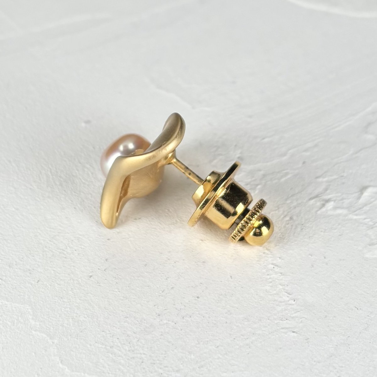 画像3: 淡水真珠 ピンブローチ 7-8mm オレンジ ボタン ブラス ハートモチーフ メール便配達 (3)