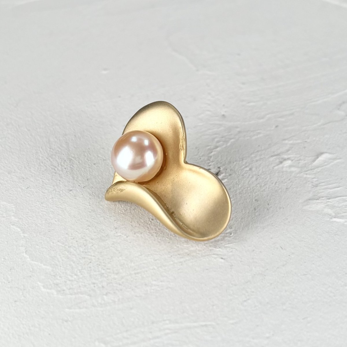 画像2: 淡水真珠 ピンブローチ 7-8mm オレンジ ボタン ブラス ハートモチーフ メール便配達 (2)