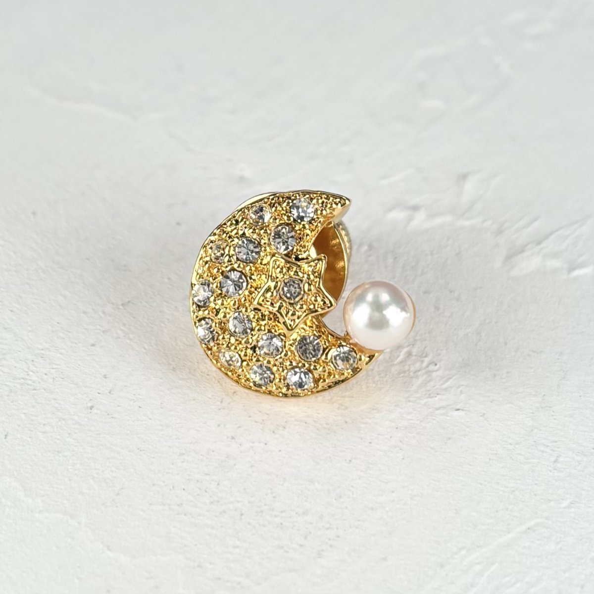画像1: アコヤ真珠 ピンブローチ 4.5-3mm ホワイト ラウンド ブラス クリスタル 月モチーフ 星モチーフ メール便配達 (1)