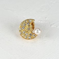 画像1: アコヤ真珠 ピンブローチ 4.5-3mm ホワイト ラウンド ブラス クリスタル 月モチーフ 星モチーフ メール便配達 (1)