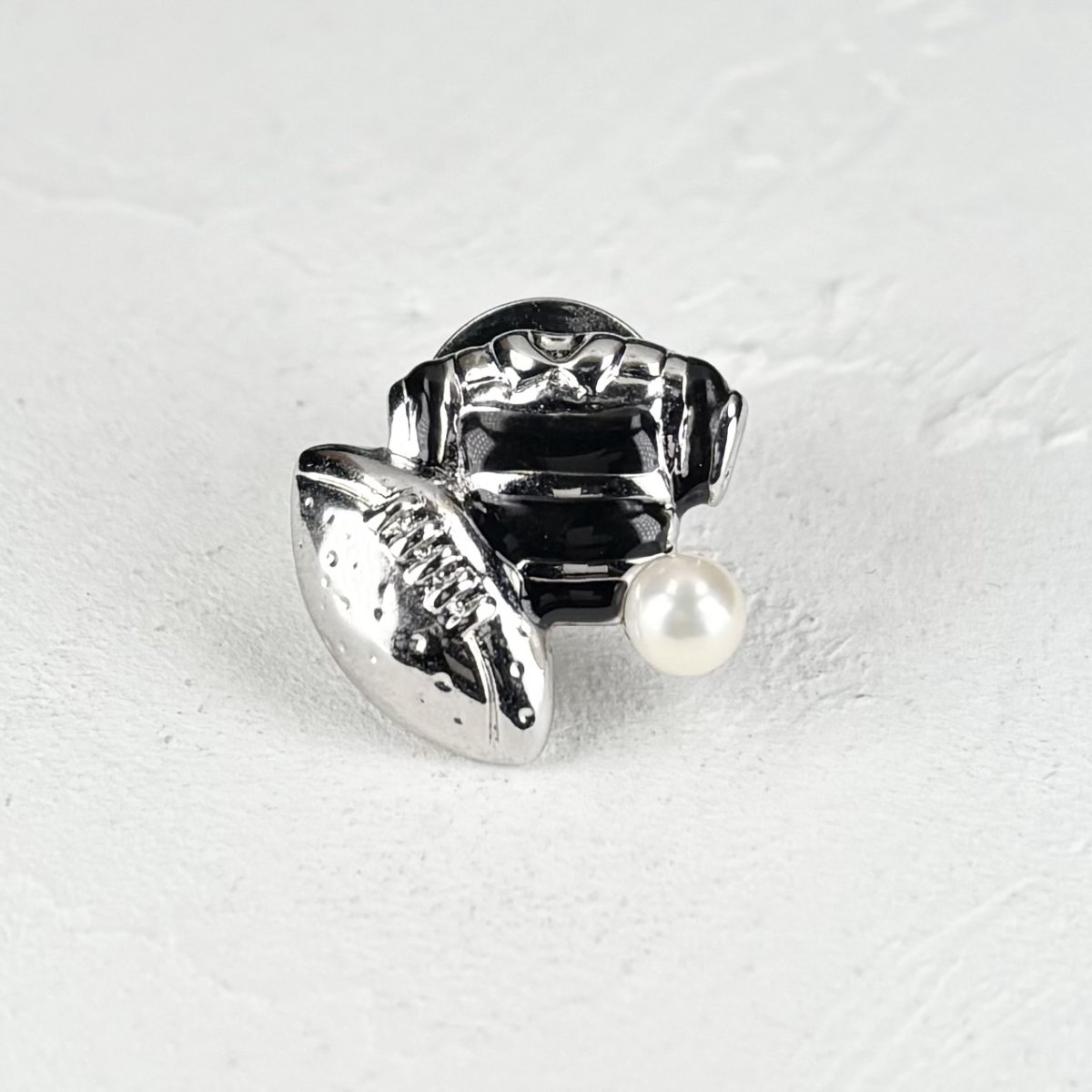 画像3: アコヤ本真珠 パールピンブローチ ラグビーモチーフ 4-4.5mm スポーツアクセサリー  (3)