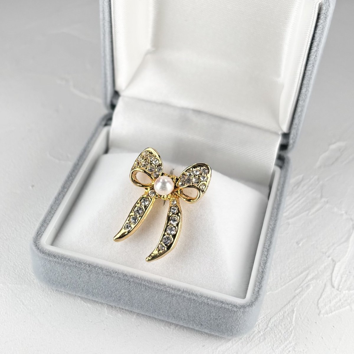 画像6: アコヤ本真珠 パールピンブローチ  リボンモチーフ スワロフスキー ゴールドカラー シルバーカラー　 (6)