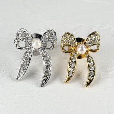 画像1: アコヤ本真珠 パールピンブローチ  リボンモチーフ スワロフスキー ゴールドカラー シルバーカラー　 (1)
