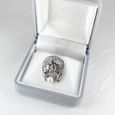 画像4: アコヤ真珠  ピンブローチ 馬&馬蹄モチーフ 4-4.5mm ホワイト ラウンド ブラス (4)