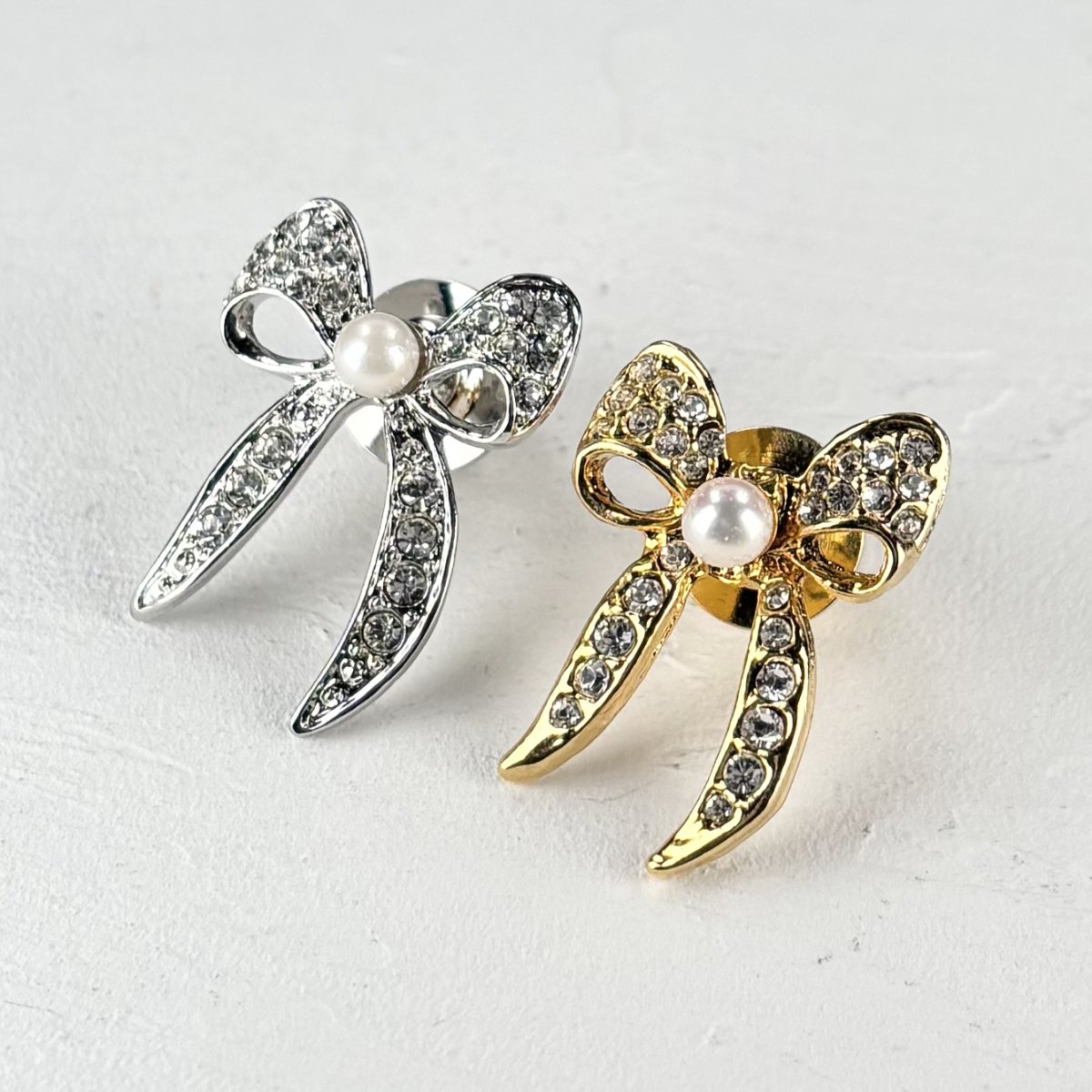 画像2: アコヤ本真珠 パールピンブローチ  リボンモチーフ スワロフスキー ゴールドカラー シルバーカラー　 (2)