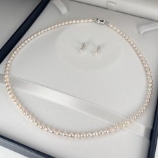 画像1: アコヤ真珠 ベビーパールネックレスセット ピアス イヤリング 4-4.5ｍｍ ホワイトピンク系 セミラウンド ラウンド 約42cｍ GIA宝石鑑定士保証書 パールクロス付き (1)