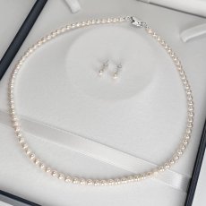 画像1: アコヤ真珠 ベビーパールネックレスセット ピアス イヤリング 4-4.5ｍｍ ホワイトピンク系 セミラウンド ラウンド 約42cｍ GIA宝石鑑定士保証書 パールクロス付き (1)