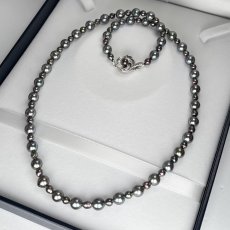 画像2: アコヤ黒真珠 ブラックパールネックレス(グリーン系,紫系)  4.5-7ｍｍ セミラウンド〜バロック 約52cm シルバー製 GIA宝石鑑定士保証書付き (2)