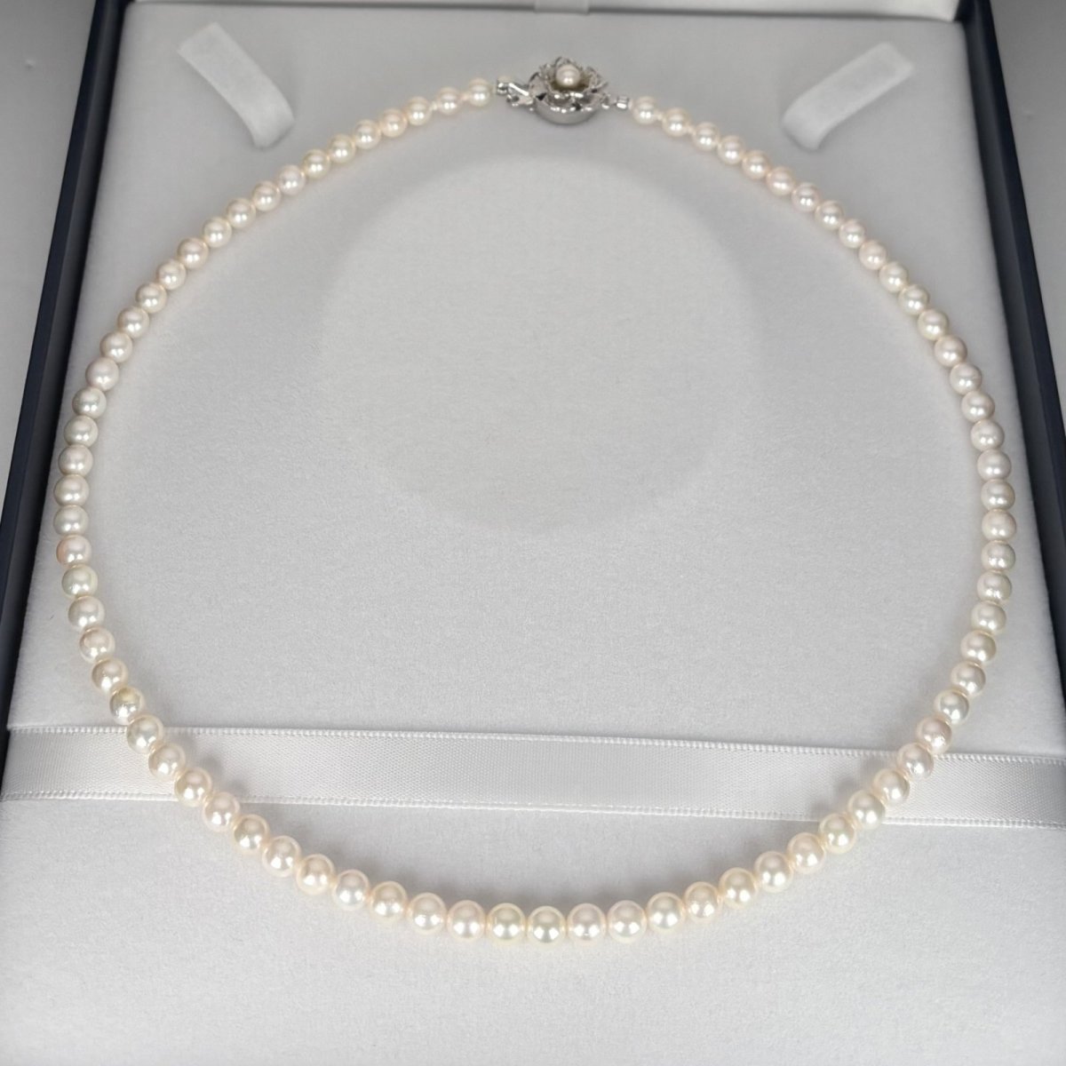 画像2: アコヤ真珠 ベビーパールネックレス 5-5.5mm  ホワイト シルバー製 約42cm GIA宝石鑑定士保証書 真珠クロス付き (2)