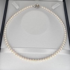 画像2: アコヤ真珠 ベビーパールネックレス 5-5.5mm  ホワイト シルバー製 約42cm GIA宝石鑑定士保証書 真珠クロス付き (2)