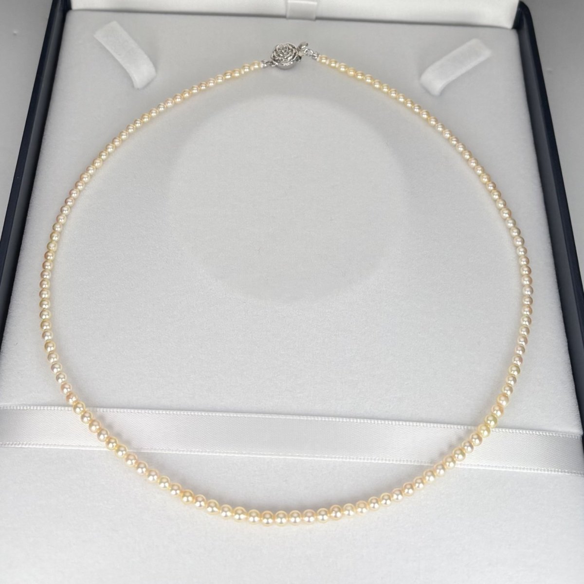 画像2: アコヤ真珠 ベビーパールネックレス 3-3.5ｍｍ クリーム〜ゴールド ラウンド〜セミラウンド 42cm GIA宝石鑑定士保証書 パールクロス付き 1点物 (2)