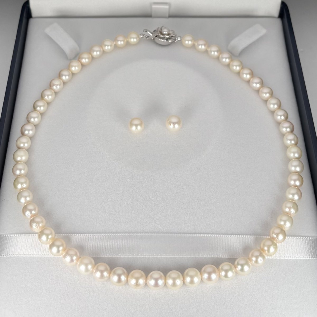 画像2: アコヤ真珠 パールネックレスセット(ピアス/イヤリング) 7.5-8mm ホワイトシルバー系 ホワイトピンク系 GIA宝石鑑定士保証書 パールクロス付 (2)