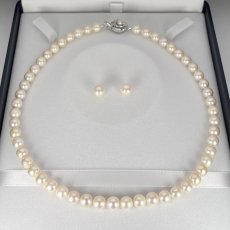 画像2: アコヤ真珠 パールネックレスセット(ピアス/イヤリング) 7.5-8mm ホワイトシルバー系 ホワイトピンク系 GIA宝石鑑定士保証書 パールクロス付 (2)