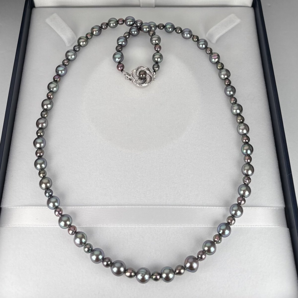 画像3: アコヤ黒真珠 ブラックパールネックレス(グリーン系,紫系)  4.5-7ｍｍ セミラウンド〜バロック 約52cm シルバー製 GIA宝石鑑定士保証書付き (3)