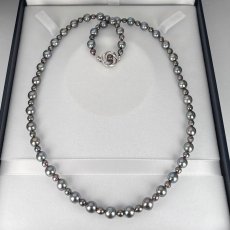 画像3: アコヤ黒真珠 ブラックパールネックレス(グリーン系,紫系)  4.5-7ｍｍ セミラウンド〜バロック 約52cm シルバー製 GIA宝石鑑定士保証書付き (3)