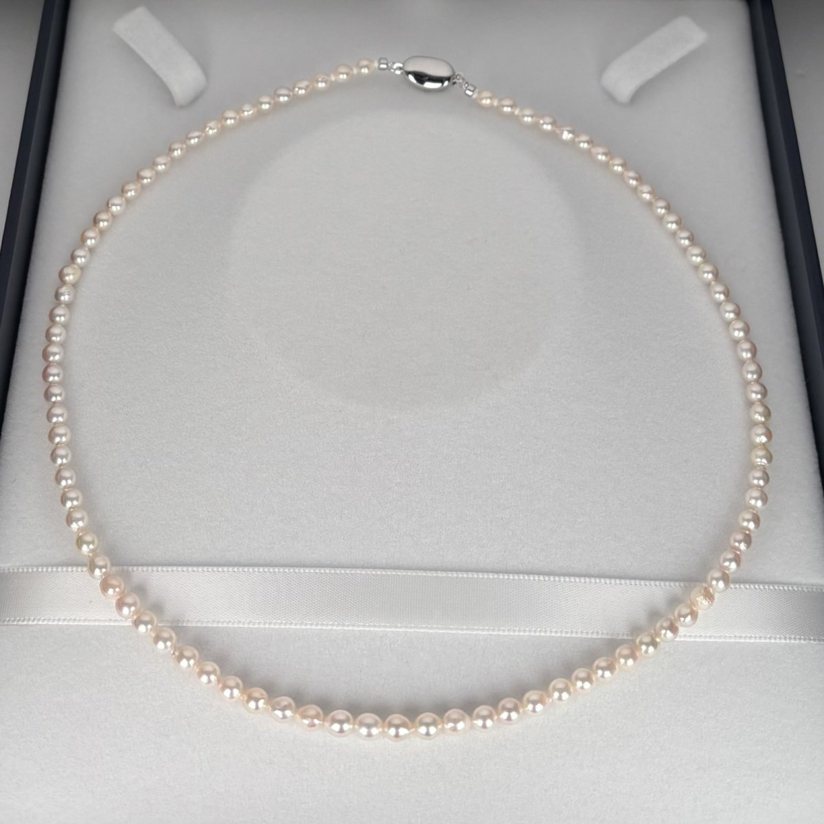 画像2: アコヤ真珠 ベビーパールネックレスセット ピアス イヤリング 4-4.5ｍｍ ホワイトピンク系 セミラウンド ラウンド 約42cｍ GIA宝石鑑定士保証書 パールクロス付き (2)