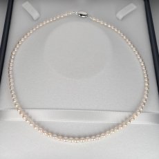 画像2: アコヤ真珠 ベビーパールネックレスセット ピアス イヤリング 4-4.5ｍｍ ホワイトピンク系 セミラウンド ラウンド 約42cｍ GIA宝石鑑定士保証書 パールクロス付き (2)