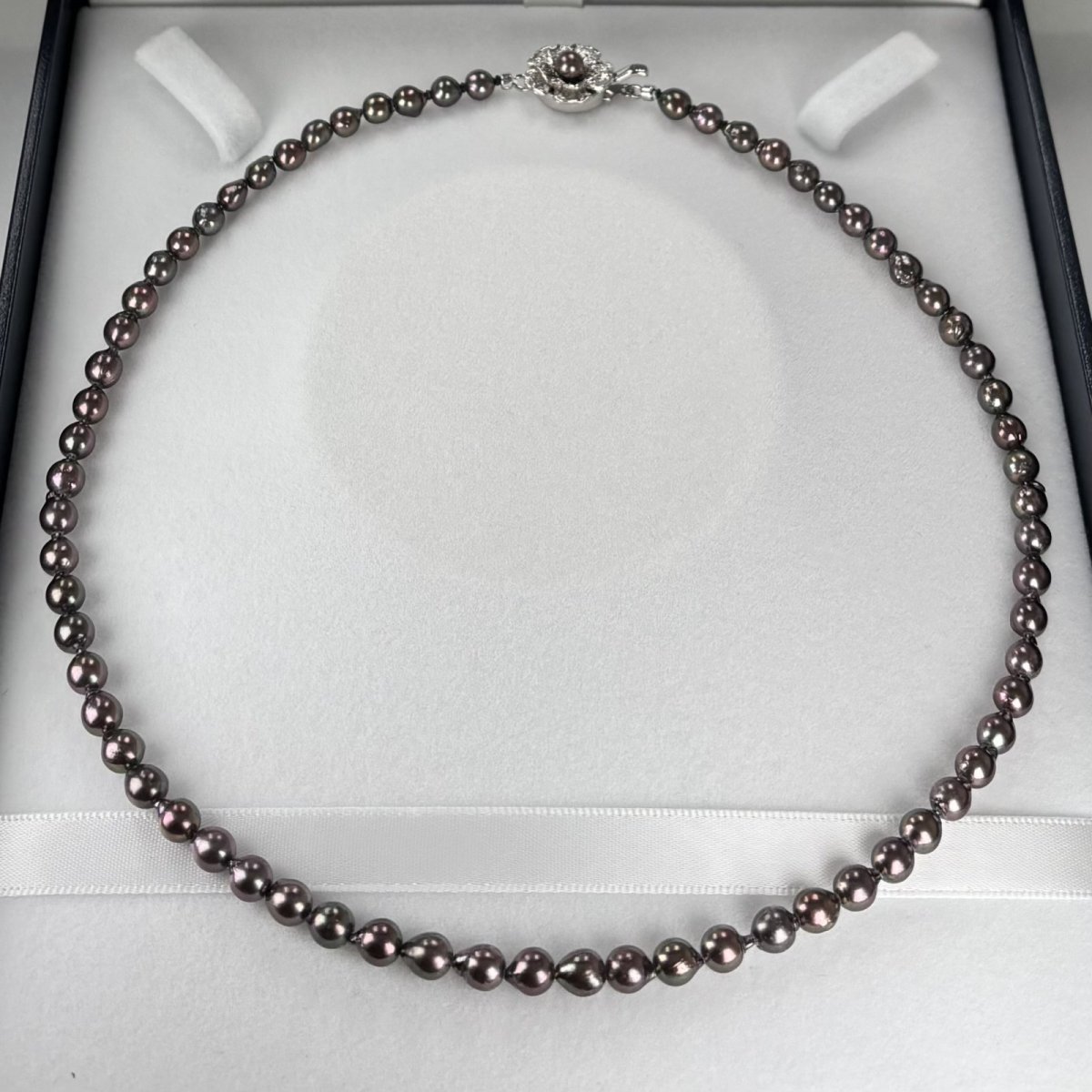 画像3: アコヤ黒真珠 ブラックパールネックレス 5-5.5ｍ セミラウンド〜バロック シルバー製  42cm GIA宝石鑑定士保証書付き (3)