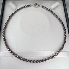 画像3: アコヤ黒真珠 ブラックパールネックレス 5-5.5ｍ セミラウンド〜バロック シルバー製  42cm GIA宝石鑑定士保証書付き (3)