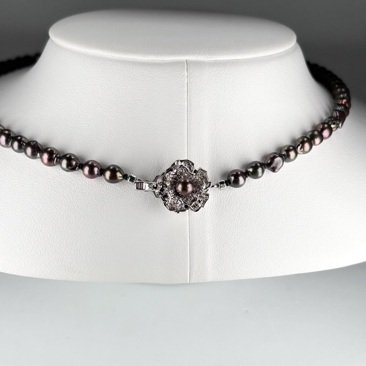 画像5: アコヤ黒真珠 ブラックパールネックレス 5-5.5ｍ セミラウンド〜バロック シルバー製  42cm GIA宝石鑑定士保証書付き (5)