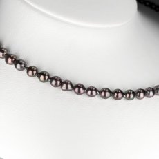 画像1: アコヤ黒真珠 ブラックパールネックレス 5-5.5ｍ セミラウンド〜バロック シルバー製  42cm GIA宝石鑑定士保証書付き (1)