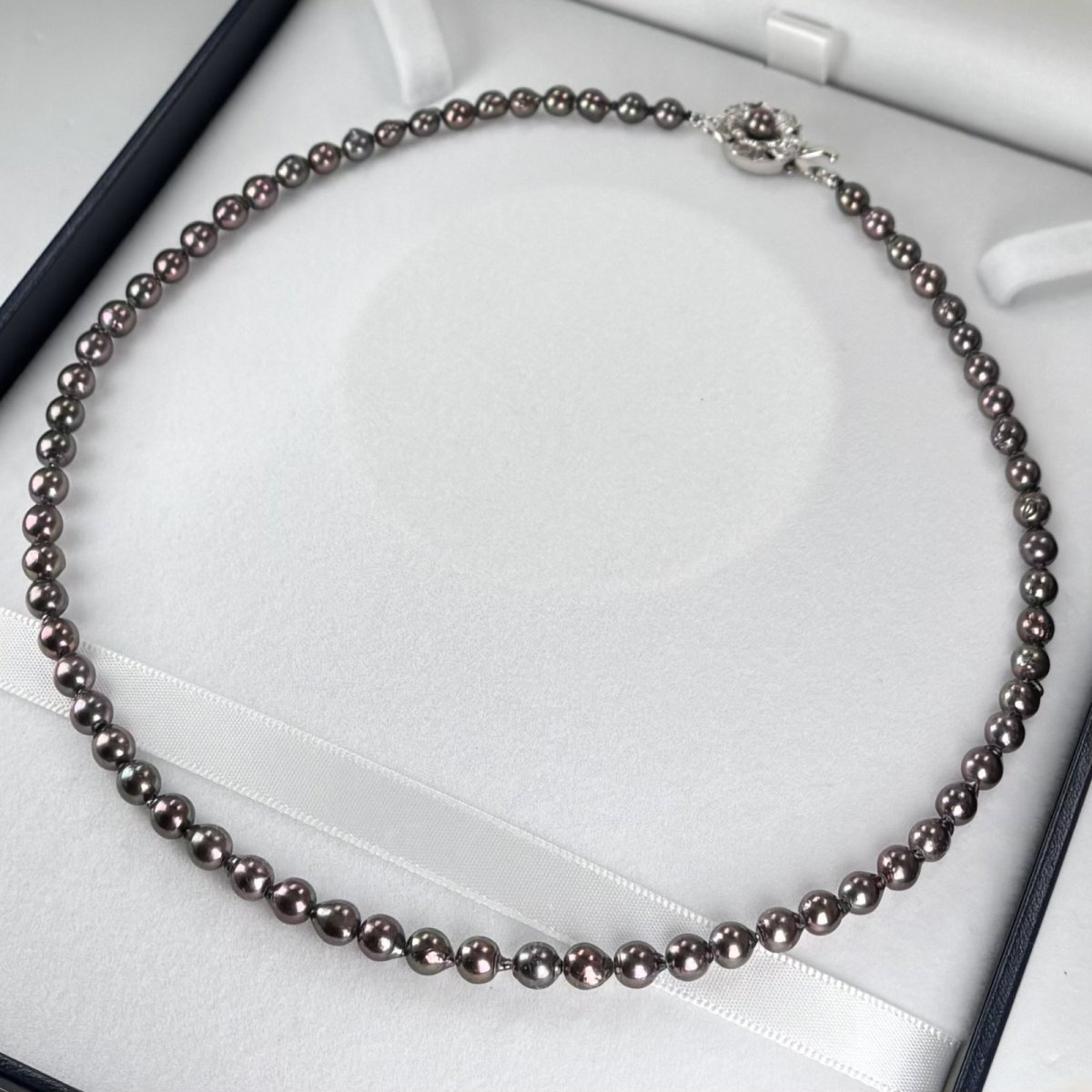 画像2: アコヤ黒真珠 ブラックパールネックレス 5-5.5ｍ セミラウンド〜バロック シルバー製  42cm GIA宝石鑑定士保証書付き (2)