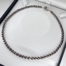 画像2: アコヤ黒真珠 ブラックパールネックレス 5-5.5ｍ セミラウンド〜バロック シルバー製  42cm GIA宝石鑑定士保証書付き (2)