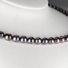 画像1: アコヤ黒真珠 ブラックパールネックレス(紫,グリーン系) 6.5-7ｍｍ ラウンド〜セミラウンド 約42cm シルバー製 GIA宝石鑑定士保証書付き (1)