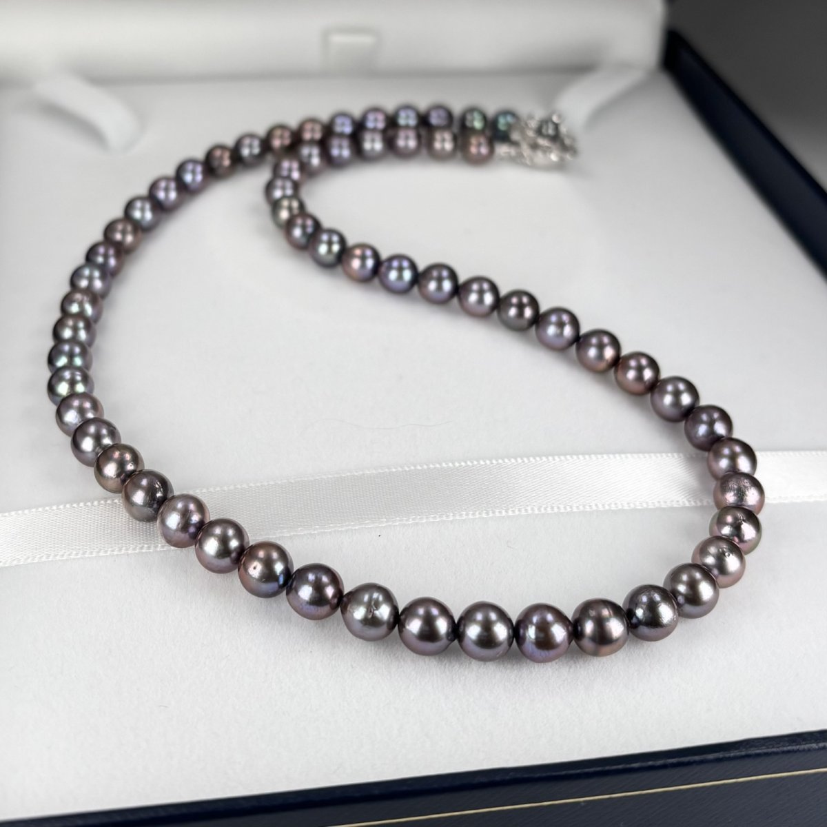 画像4: アコヤ黒真珠 ブラックパールネックレス(紫,グリーン系) 6.5-7ｍｍ ラウンド〜セミラウンド 約42cm シルバー製 GIA宝石鑑定士保証書付き (4)
