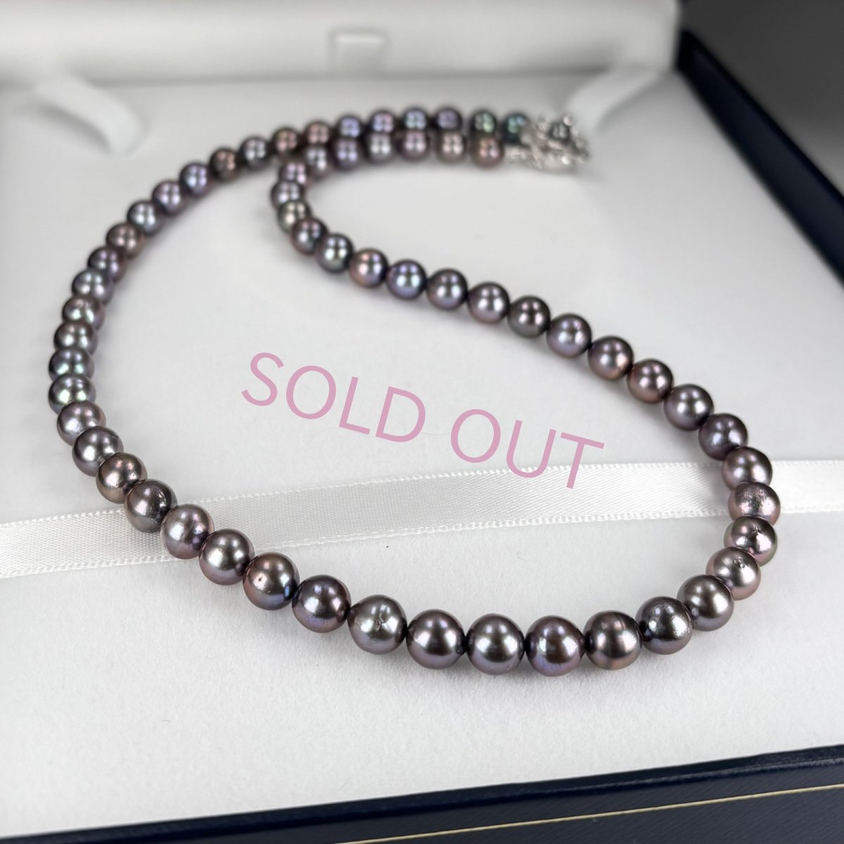 画像4: アコヤ黒真珠 ブラックパールネックレス(紫,グリーン系) 6.5-7ｍｍ ラウンド〜セミラウンド 約42cm シルバー製 GIA宝石鑑定士保証書付き (4)