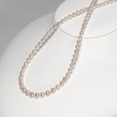 画像2: アコヤ真珠 バロックパールネックレス 5-5.5mm ホワイト 約42cm GIA宝石鑑定士保証書付き (2)