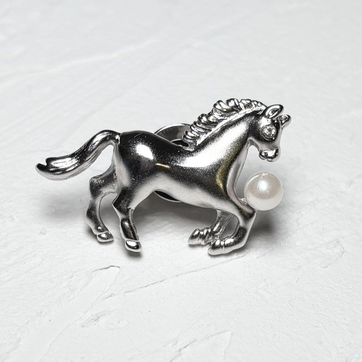 画像1: アコヤ真珠 ピンブローチ 馬モチーフ 4.5-5ｍｍ ホワイト ラウンド ブラス　　　 (1)