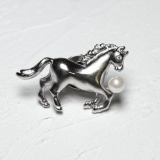 画像1: アコヤ真珠 ピンブローチ 馬モチーフ 4.5-5ｍｍ ホワイト ラウンド ブラス　　　 (1)