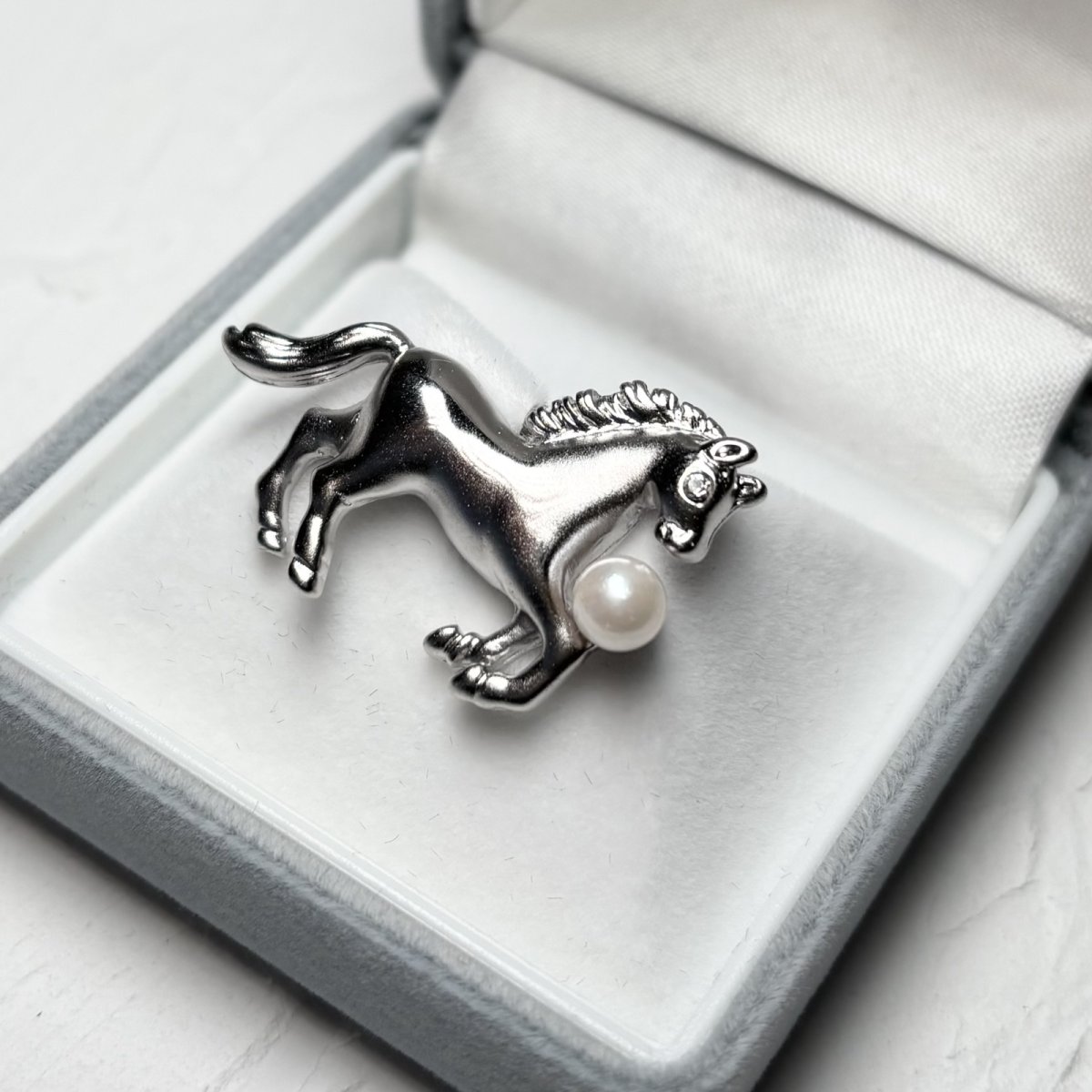 画像3: アコヤ真珠 ピンブローチ 馬モチーフ 4.5-5ｍｍ ホワイト ラウンド ブラス　　　 (3)