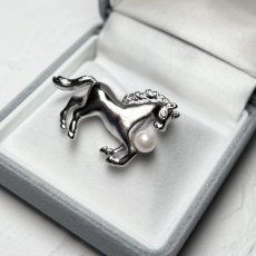 画像3: アコヤ真珠 ピンブローチ 馬モチーフ 4.5-5ｍｍ ホワイト ラウンド ブラス　　　 (3)