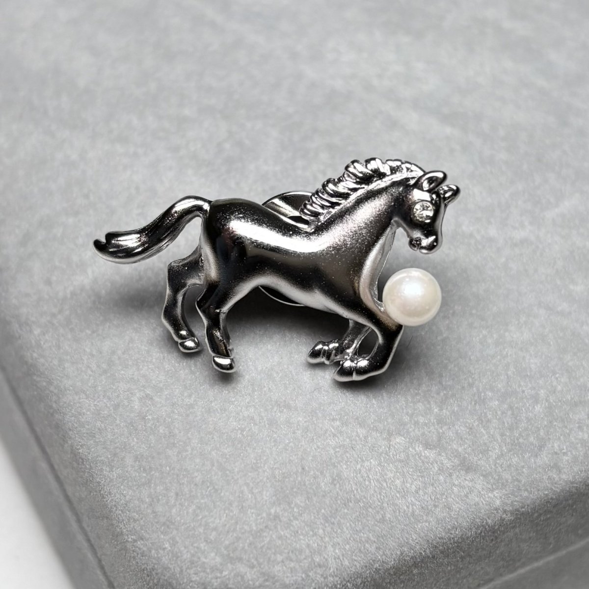画像4: アコヤ真珠 ピンブローチ 馬モチーフ 4.5-5ｍｍ ホワイト ラウンド ブラス　　　 (4)