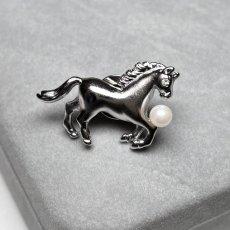 画像4: アコヤ真珠 ピンブローチ 馬モチーフ 4.5-5ｍｍ ホワイト ラウンド ブラス　　　 (4)