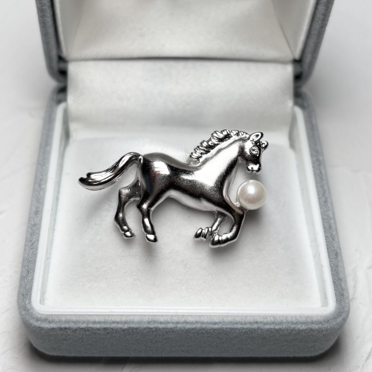 画像2: アコヤ真珠 ピンブローチ 馬モチーフ 4.5-5ｍｍ ホワイト ラウンド ブラス　　　 (2)