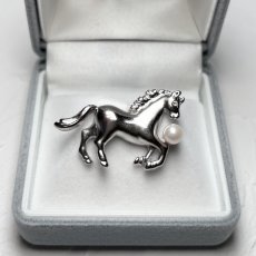 画像2: アコヤ真珠 ピンブローチ 馬モチーフ 4.5-5ｍｍ ホワイト ラウンド ブラス　　　 (2)