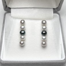 画像2: 淡水真珠 5連パールピアス ベビーパール 4-5ｍｍ オフラウンド グレー ホワイト ブラック K14WG　　 (2)