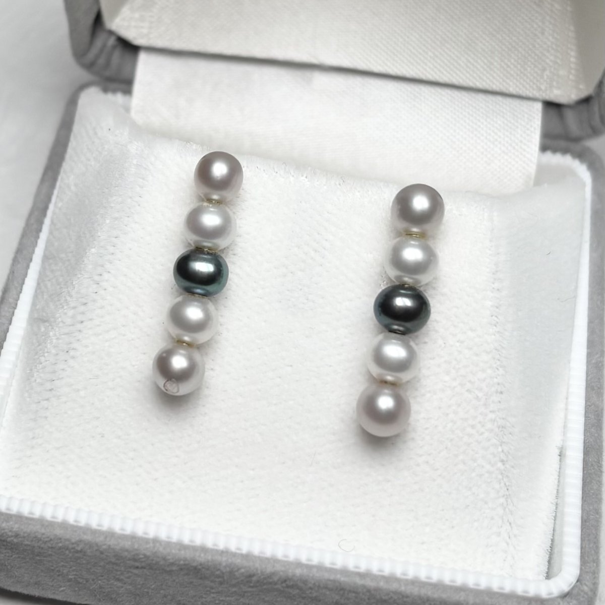画像1: 淡水真珠 5連パールピアス ベビーパール 4-5ｍｍ オフラウンド グレー ホワイト ブラック K14WG　　 (1)
