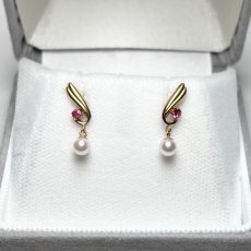 画像1: アコヤ真珠 パールピアス 3.5-4mm ホワイト ラウンド ルビー K18YG  1点物 (1)