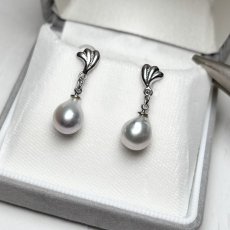 画像2: アコヤ真珠 ドロップパールイヤリング 7.5-8mm ナチュラルグレー 無調色 シルバー製 ネジバネ式 1点物 (2)