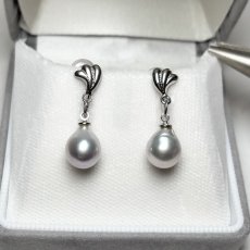 画像1: アコヤ真珠 ドロップパールイヤリング 7.5-8mm ナチュラルグレー 無調色 シルバー製 ネジバネ式 1点物 (1)