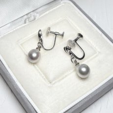 画像4: アコヤ真珠 ドロップパールイヤリング 7.5-8mm ナチュラルグレー 無調色 シルバー製 ネジバネ式 1点物 (4)