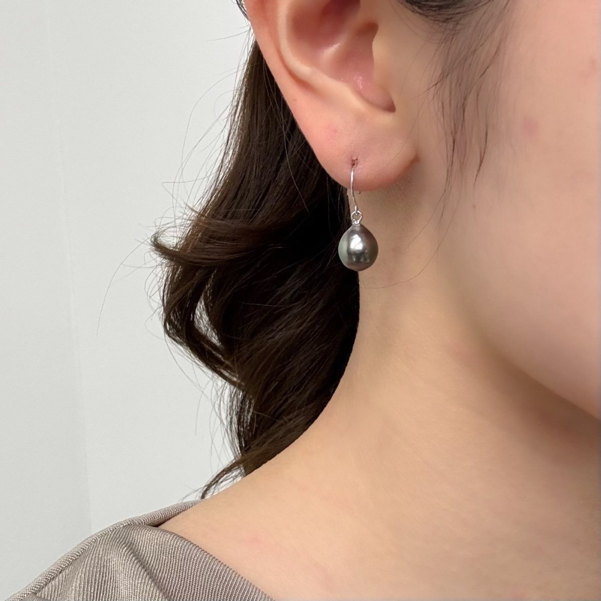 画像6: 黒蝶真珠 フックパールピアス  8.75×10.5ｍｍ 8.5-9mm×10.5-11mm ドロップ型 ブラック K14WG (6)